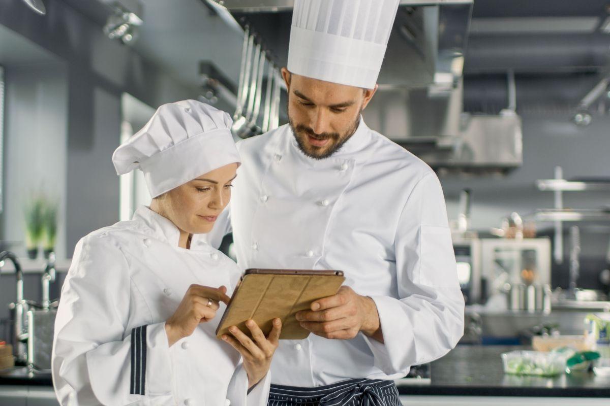 dos personas en una cocina