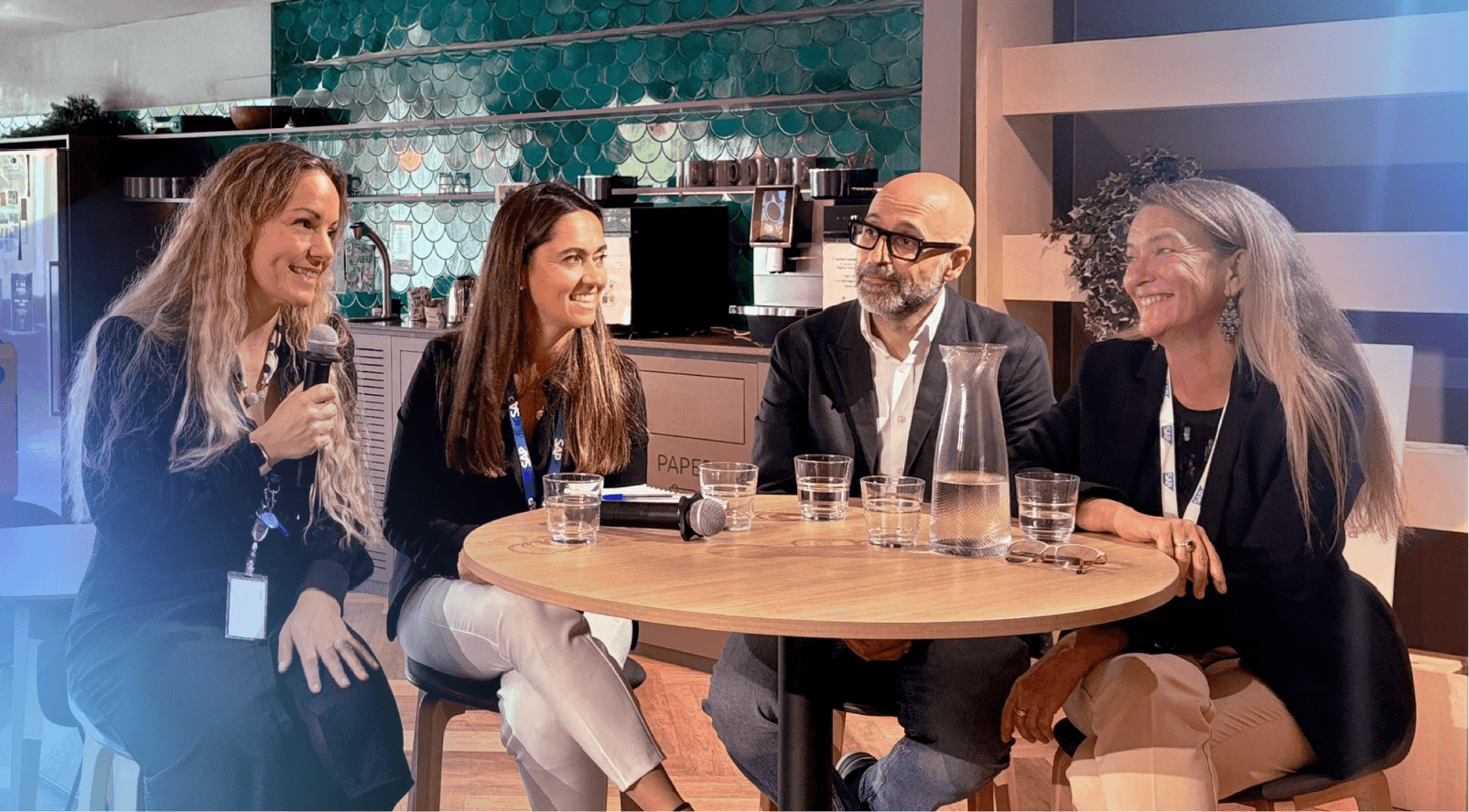 gente hablando en una mesa